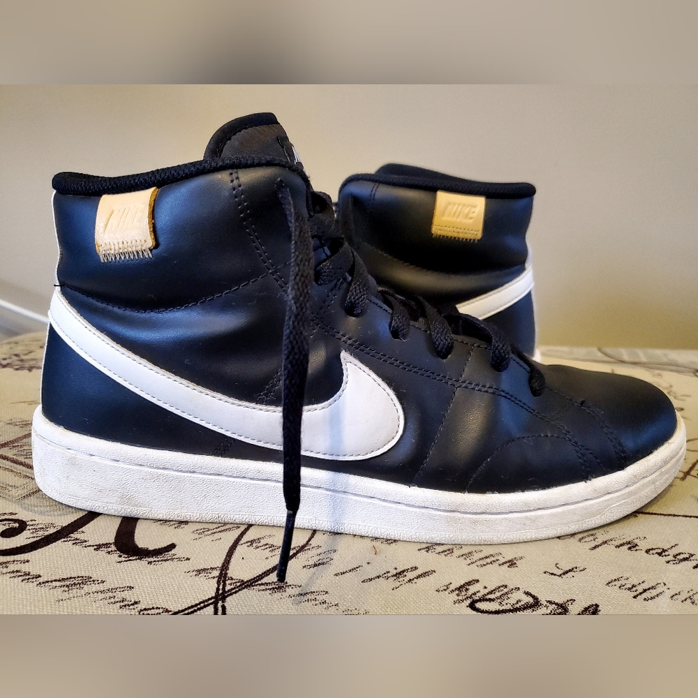 Nike Court Royale 2 Mid shoe